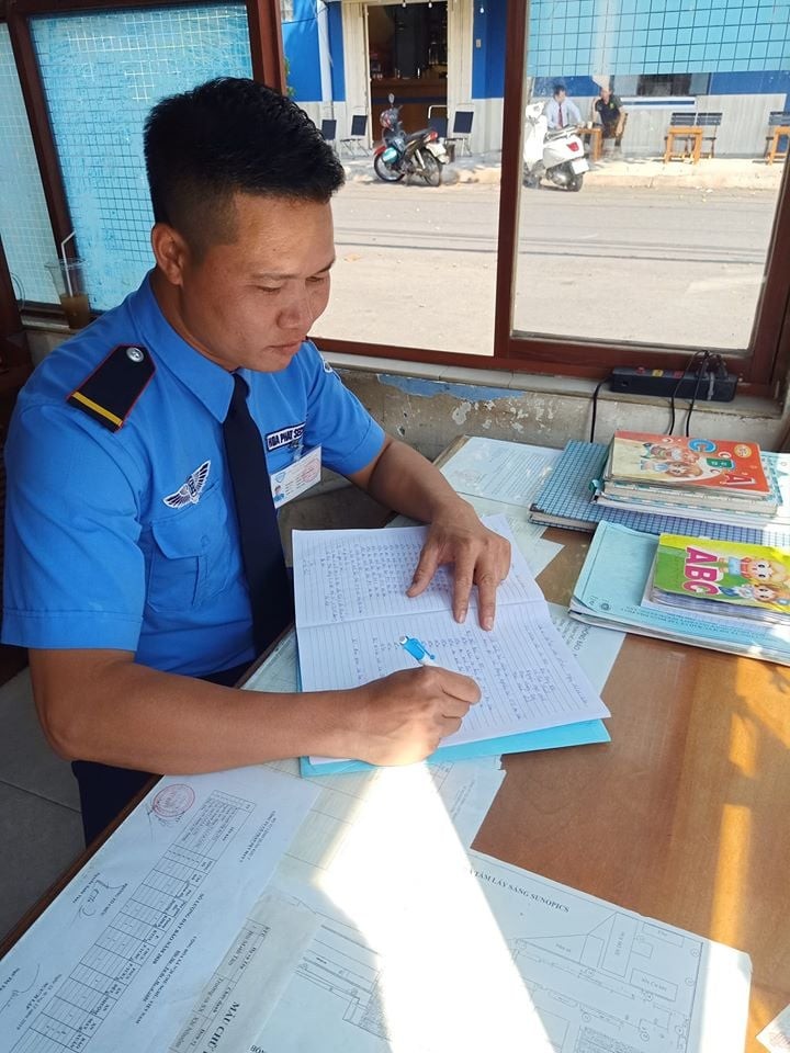 bảo vệ cửa hàng điện thoại
